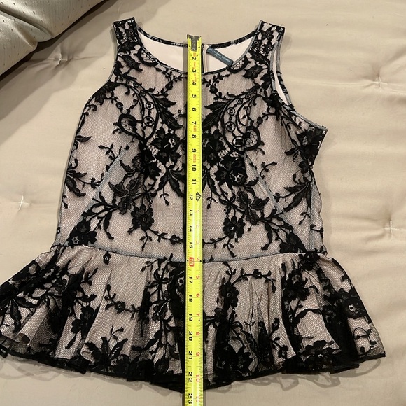 Alexander McQueen lace and silk sleeveless peplum top - Picture 7 of 8